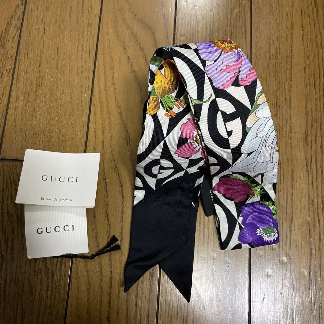 Foulard Gucci col nœud motif géométrique avec boite