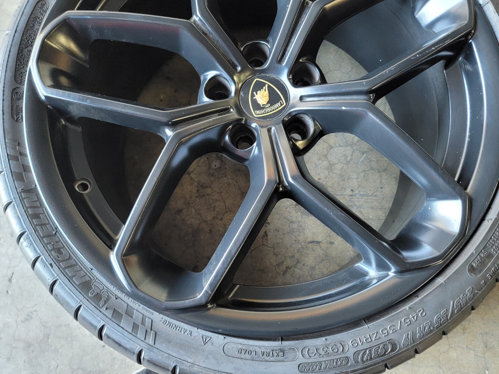 LAMBORGHINI HURACAN LP580 KARI FRONT WHEEL RIM WITH TIRE OEM 4T0601017 BLACK