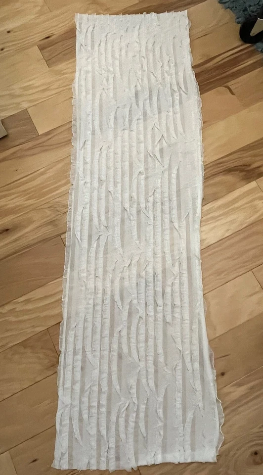 Bufanda elástica con volantes blanca Flirtations by Lavello 64" por 19" Foto 4 de 4