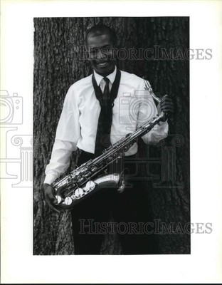 1994 Press Photo Greg Tardy poses with his saxophone - noc97203