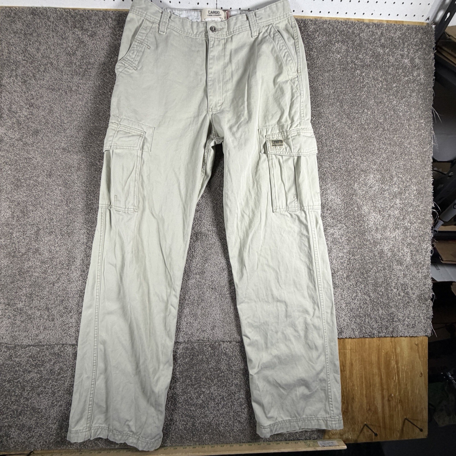 Vintage Levi's Y2K Cargo Pants Mens 33x34 Khaki Loose Straight Utility Workwear
