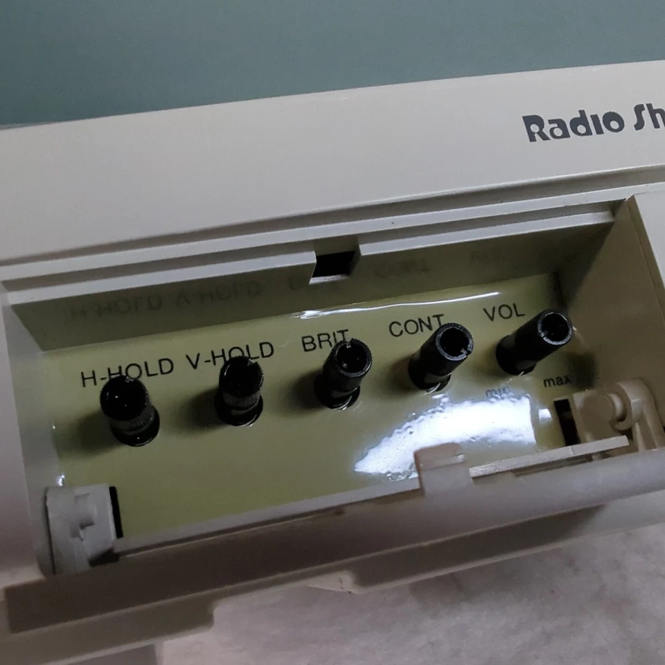 Radio Shack Monitor 4 Channel Observation 9" Display 45 Watt VSS-400 Black/White - Image 4 of 4