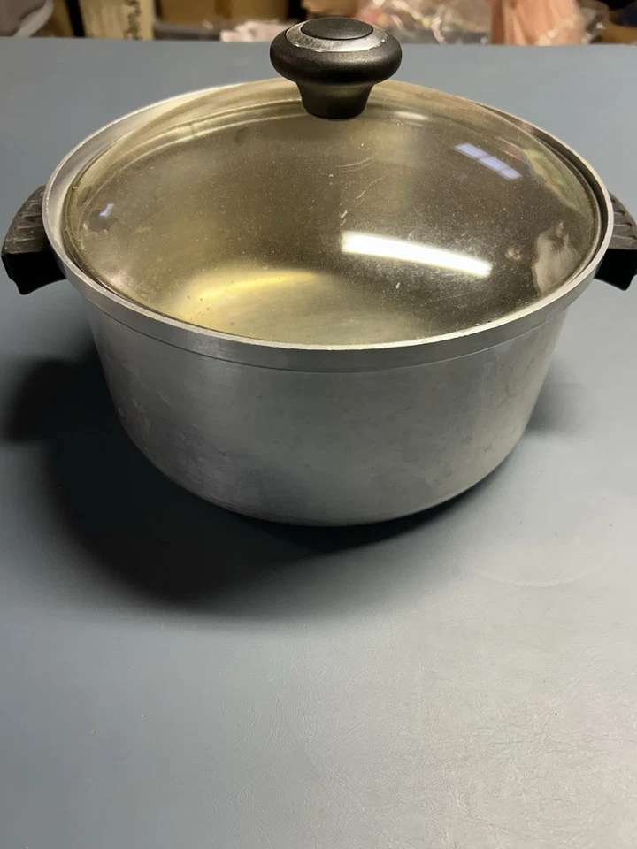 Tapa y asas laterales vintage de aluminio Vogue Stock Foto 2 de 4