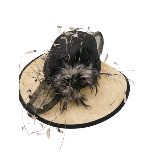 SOMBRERO DE ALA ANCHA PLUMA OCASIÓN DECLARACIÓN GWYTHER SNOXELL MAD HATTER BEIGE AZUL MARINO - Imagen 7 de 12