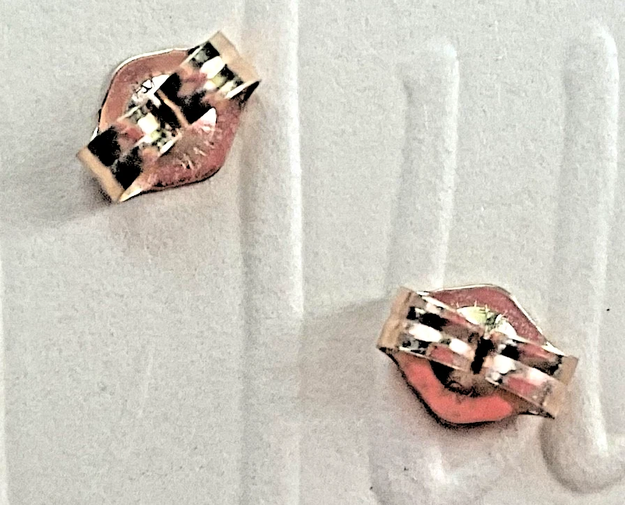 Aretes de oro amarillo de 14 quilates con perlas cultivadas y cinta de diamantes perlas de 7 mm Foto 4 de 4