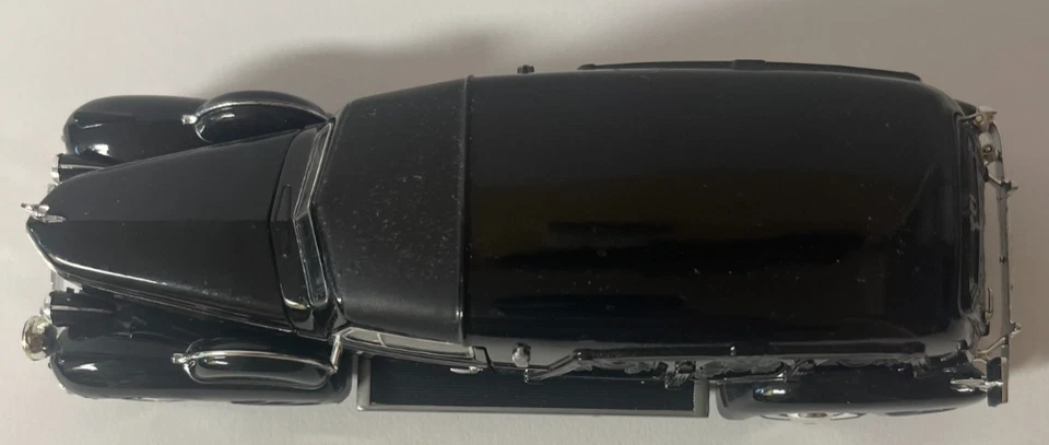 Signature Cadillac Classics Black 1938 CADILLAC PANEL CAR 1:32 HEARSE w/ Coffin - Image 3 of 4