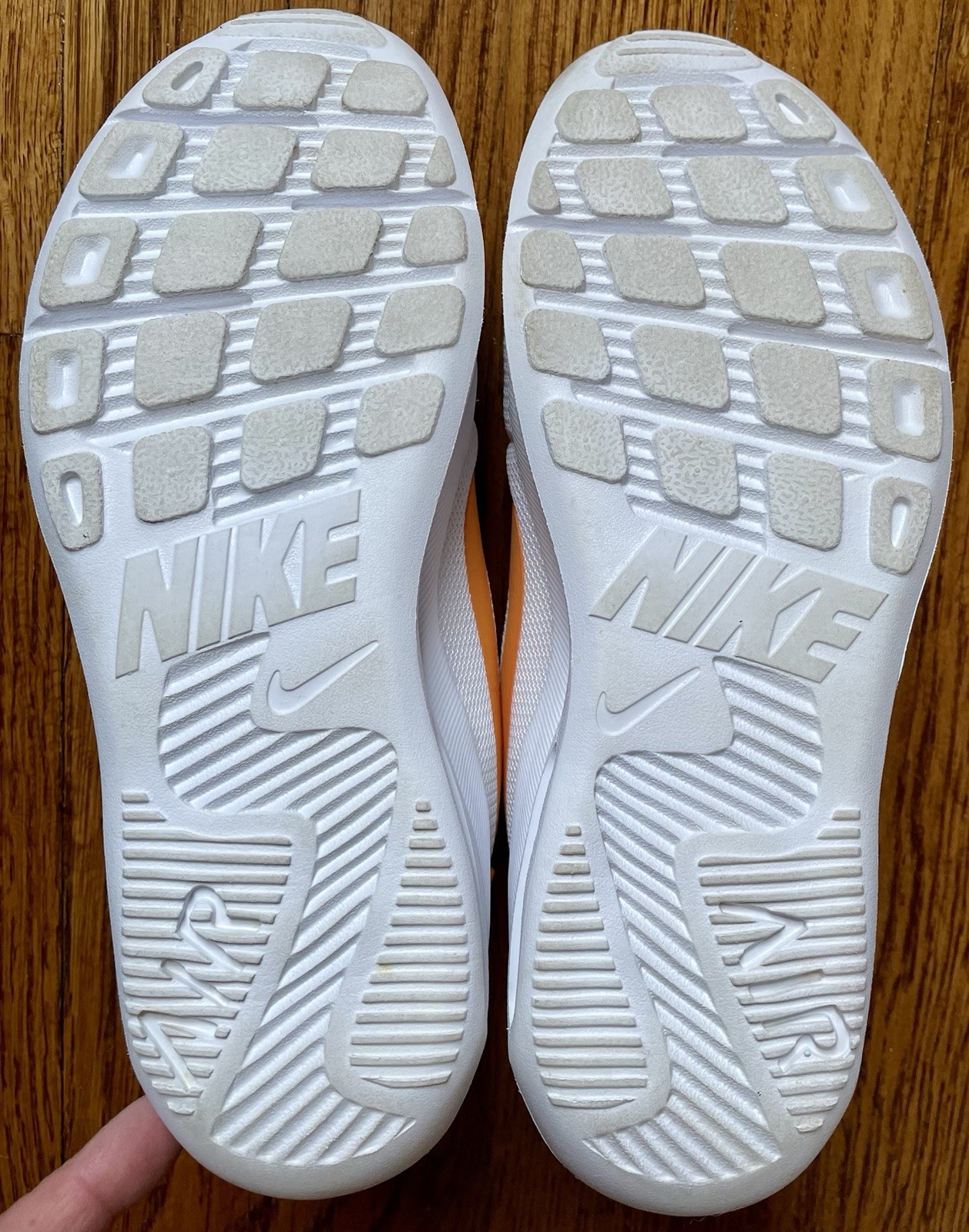 SAOLA Sneakers Nike donna taglia 8 bianche leggere con accenti arancioni