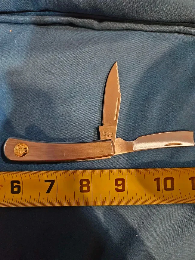 Navaja de bolsillo Smith & Wesson de 2 hojas con junta deslizante de acero inoxidable con caja Foto 3 de 4