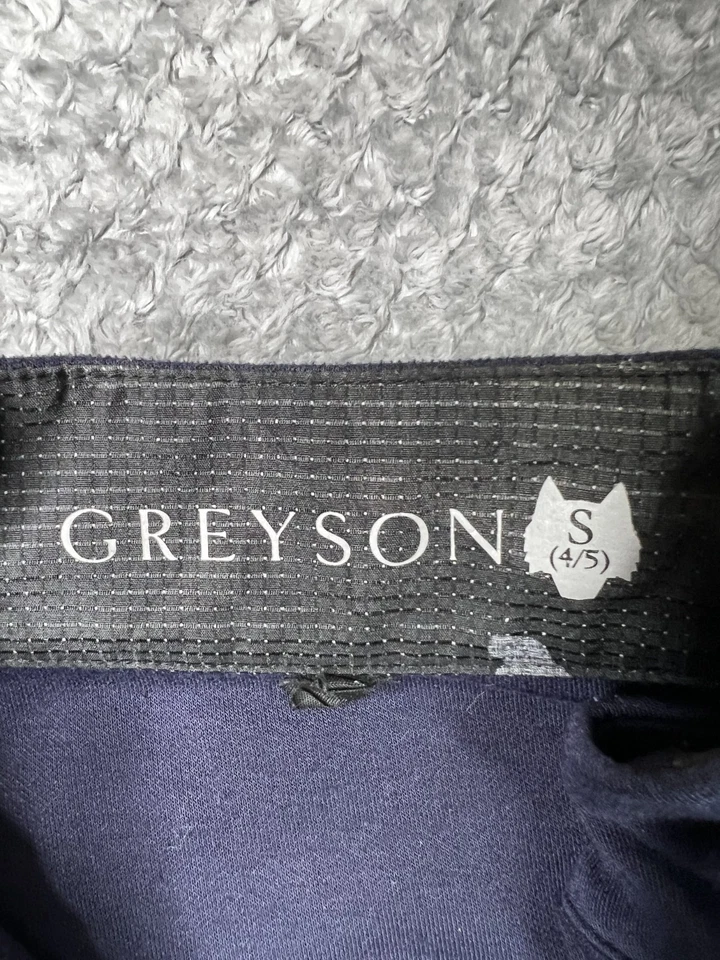 Pullover de golf Greyson Youth mediano azul marino con cremallera en un cuarto Foto 3 de 4