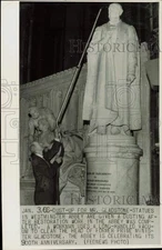1966 Press Photo Workman cleans statue of William Gladstone in Westminster Abbey