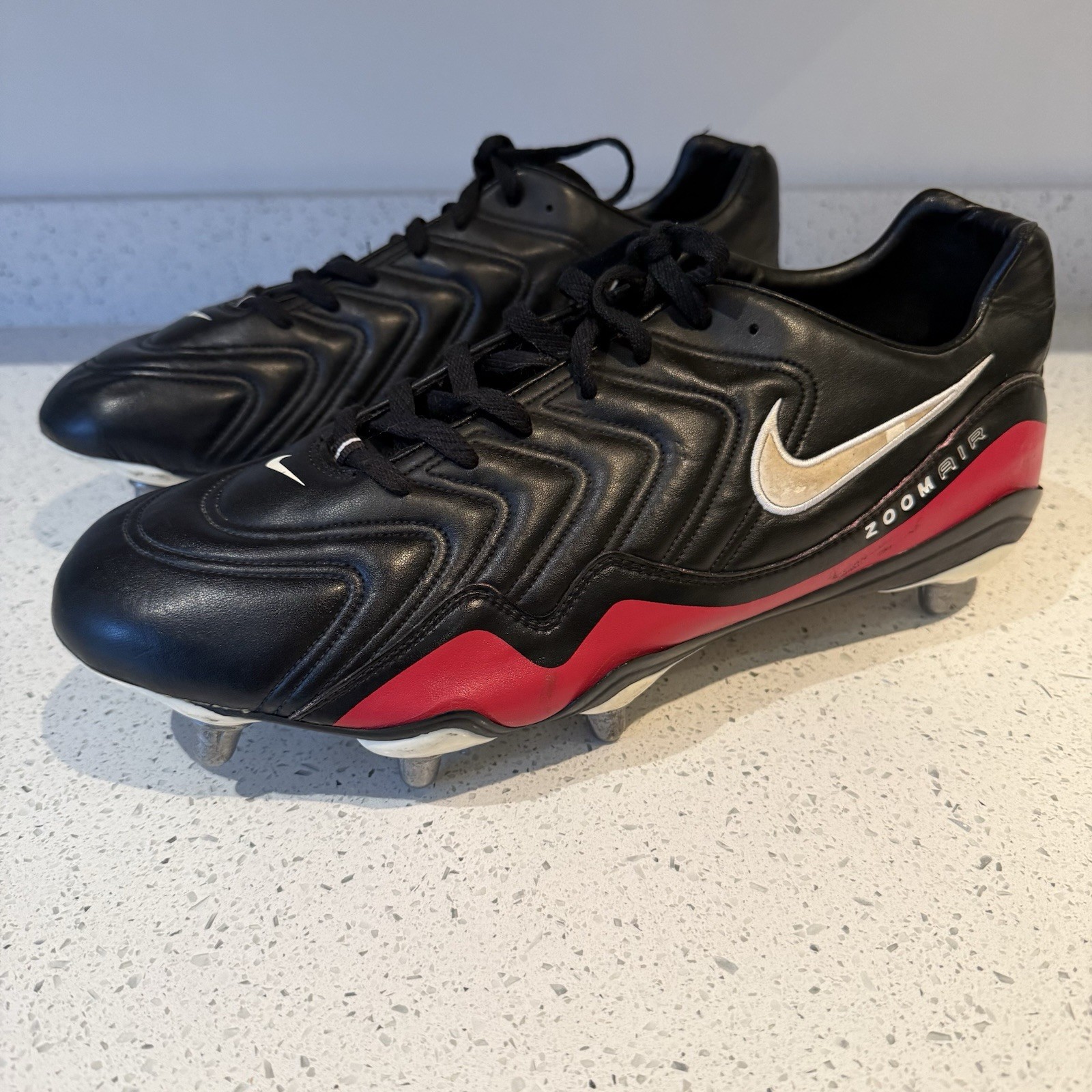 Botas de equipo Nike Rugby XV para hombre UK14 negras rojas botines 2002 vintage 113013-011