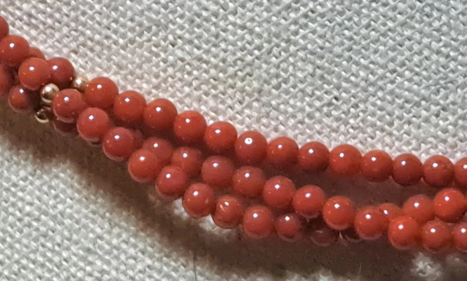 Colar de coral vermelho vintage 3 fios fecho gancho esterlina contas minúsculas de ouro - Imagem 4 de 4