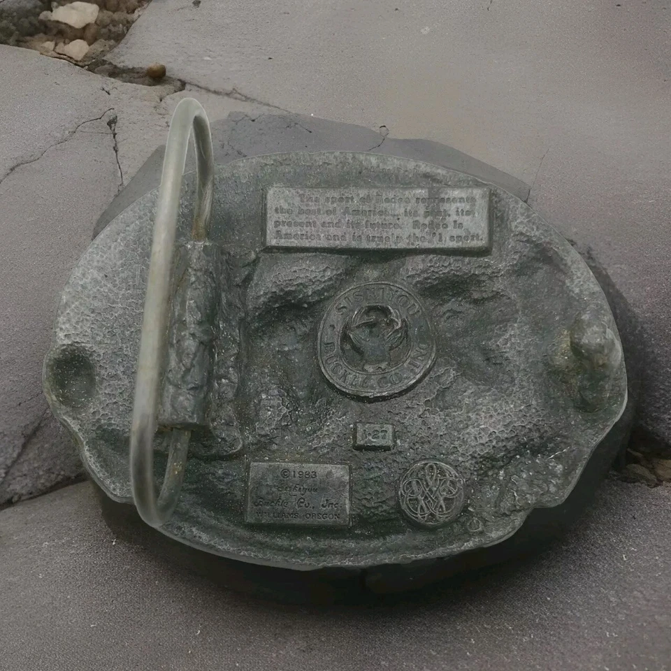 Fivela de cinto de estanho Siskiyou Buckle Co Rodeo 1983 feita nos EUA - Imagem 2 de 4