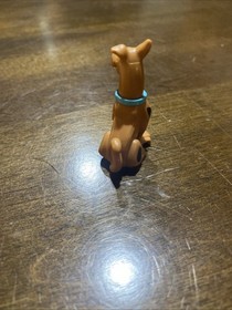 Lego Scooby-Doo Minifigure: Scooby-Doo Sitting Grinning 