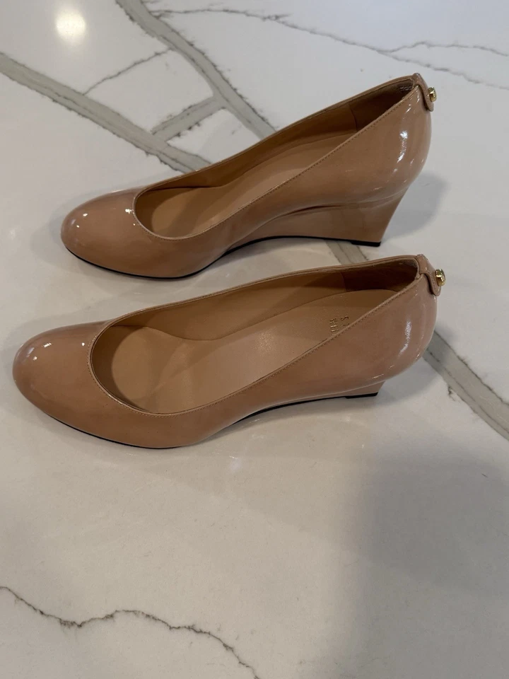 Stuart Weitzman Nude Patent Leather, Round Toe Wedge Size 10 - Image 3 of 4