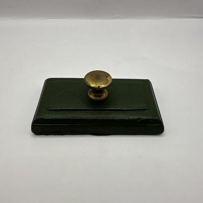 Vintage Mid Century Schreibtisch Briefbeschwerer mit Messingknopf - grüne Emaille, Filzfuß
