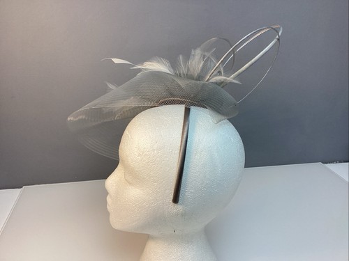 Hübscher Fascinator Silber Grau Hochzeit Rennen Brautmutter Damentag WA - Bild 4 von 10