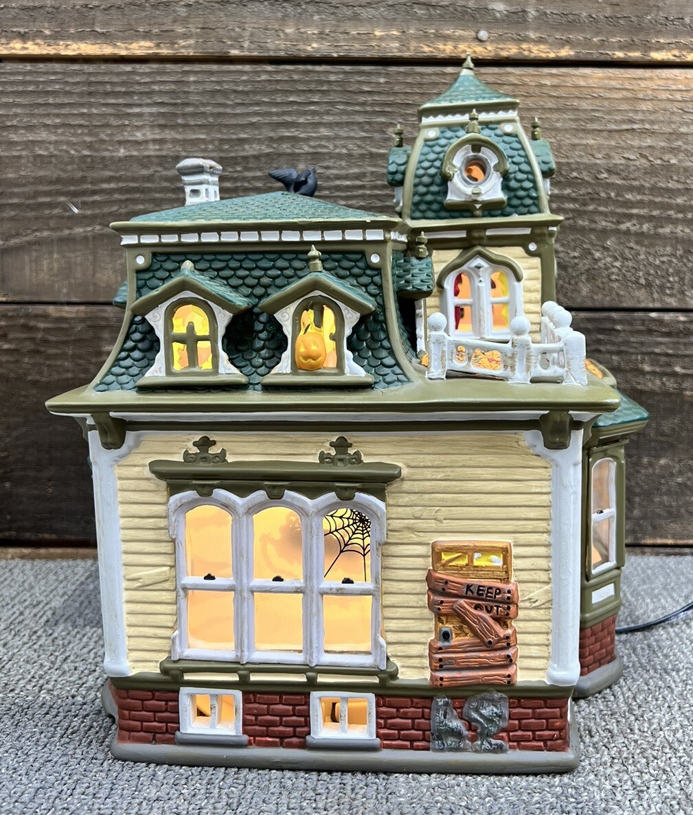 Department 56 Haunted Mansion Halloween 1998 Snow Village