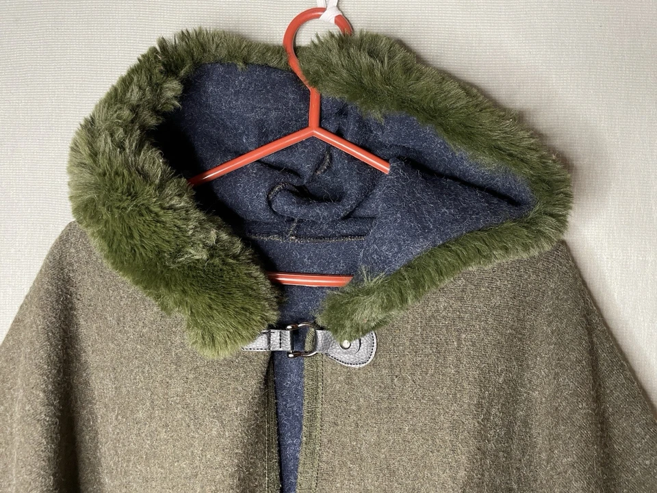 Poncho con capucha de piel sintética verde abrigo chal otoño imitación piel OSFM Foto 2 de 4