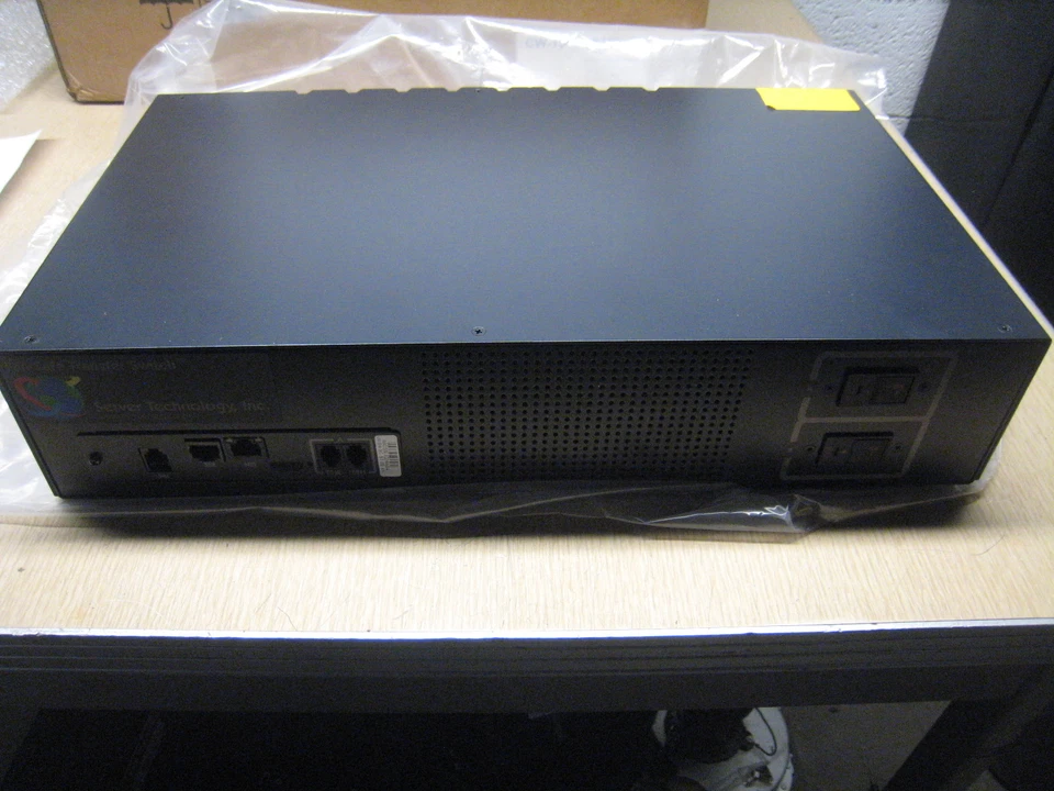 Server Technology Fail-Safe transfer switch 16 CHANNEL 30A 120V CW-16HF1B452  - Image 3 of 4