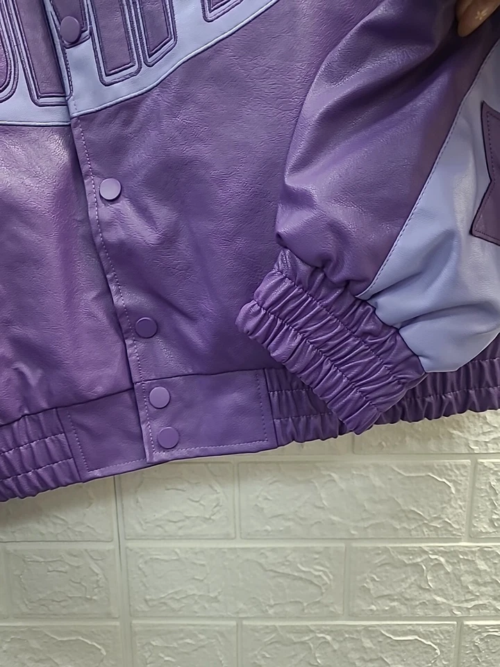 Nueva Chaqueta Universitaria BooHoo Hombre Boxy Hombre Insignia PU Cuello Púrpura Talla Pequeña Foto 4 de 4