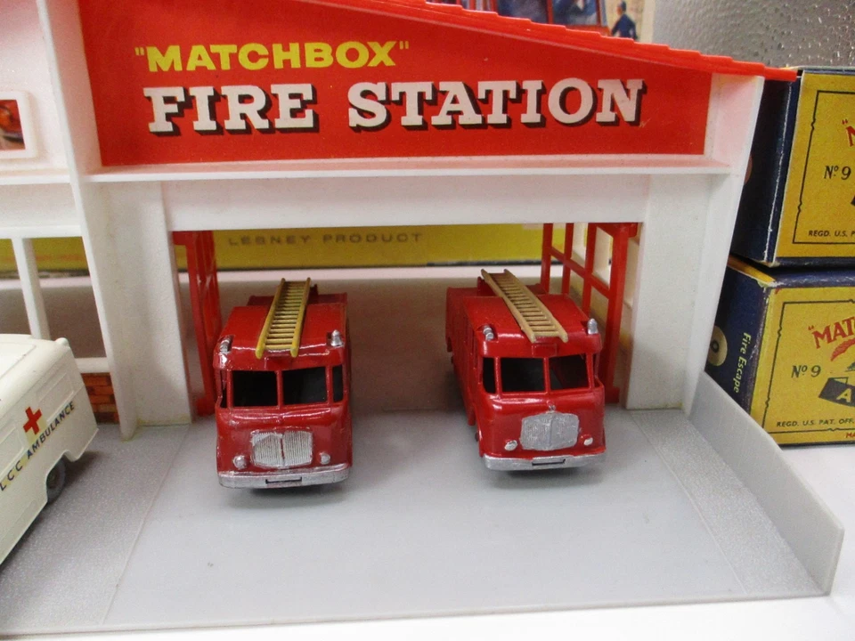 MATCHBOX G-10B FIRE STATION GIFT SET NEAR MINT STATION IOB RESTORED VEHICLES INB - Image 3 of 4