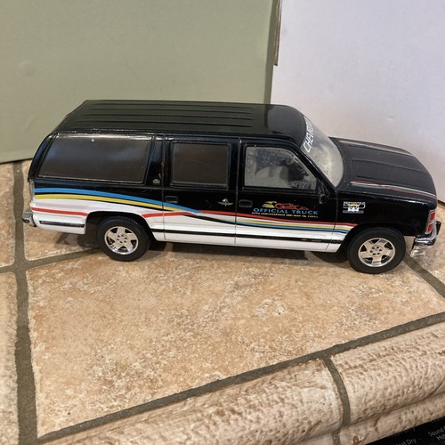 Brookfield Collectibles 1993 CHEVy SUBURBAN 1:24 SCALE diecast MODEL SUV Bank - Picture 3 of 8