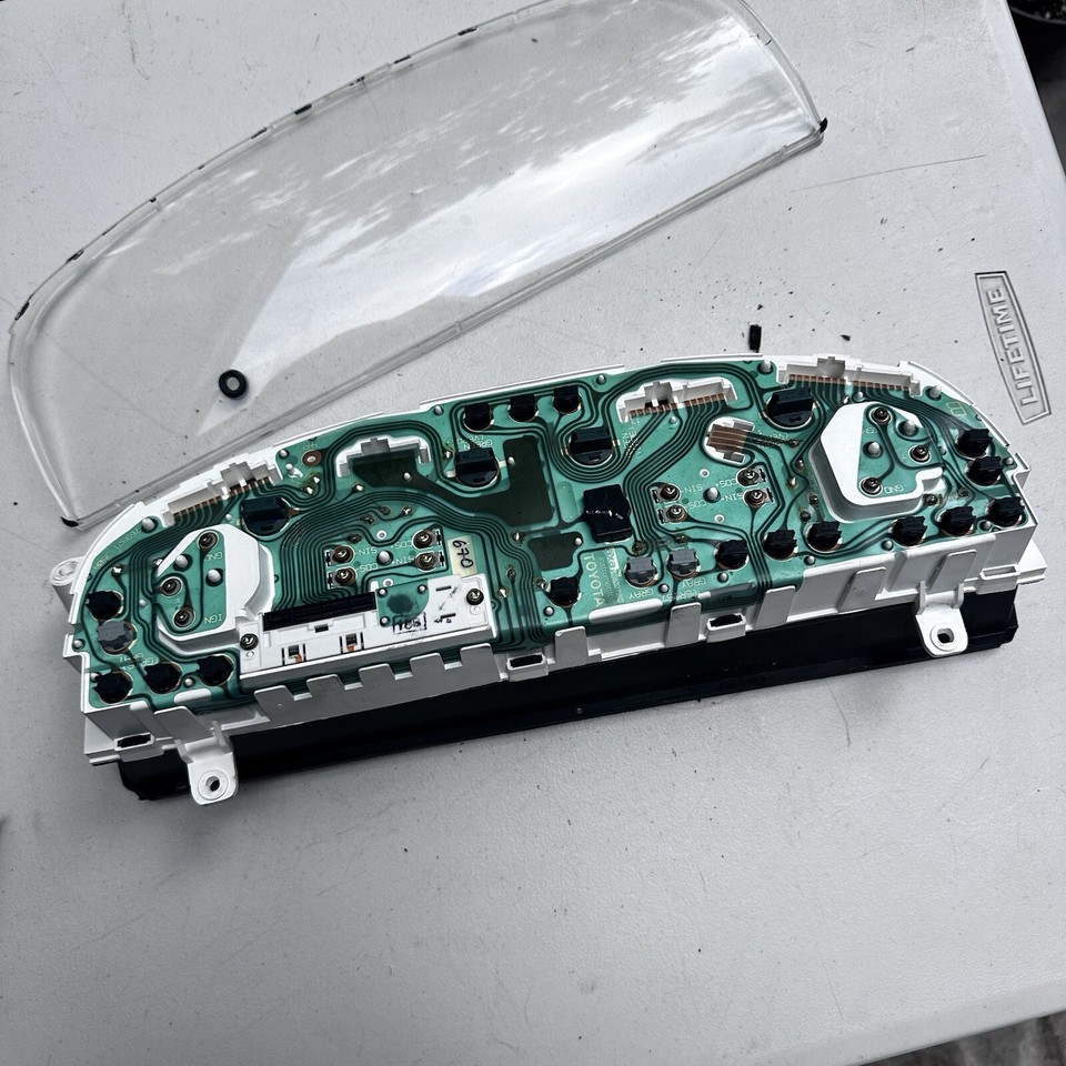 19982000 Toyota PreRunner A/T speedometer cluster gauge panel