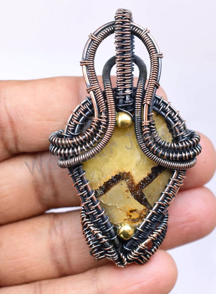 Pendente Bellissimo In Gemma Septariana Gialla Avvolto In Rame Da 131,15 Ct - Immagine 2 di 4