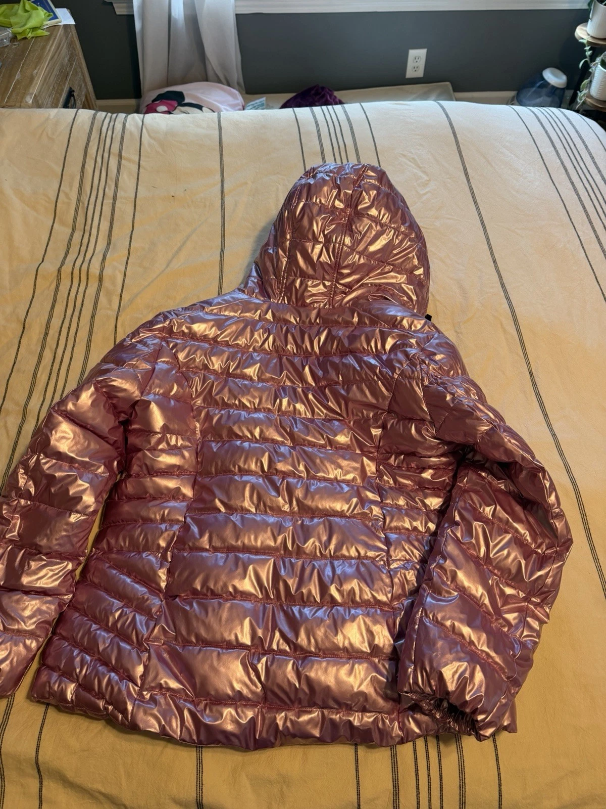 guess women's pink quilted puffer jacket. Size XL. hooded full zip logo short - product detail image 4