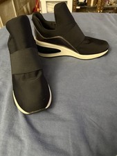 DKNY BORG-SLIP ON Ankle High SNEAKERS Black Women  s 9.5 Display Model A172 