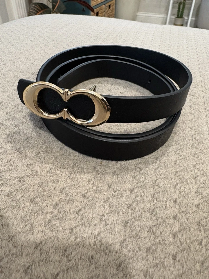 Elegante cinturón negro con hebilla dorada nuevo con etiquetas 39” Foto 3 de 4