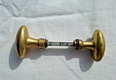 Poignées de porte anciennes en laiton quincaillerie serrurerie - Photo 1/4