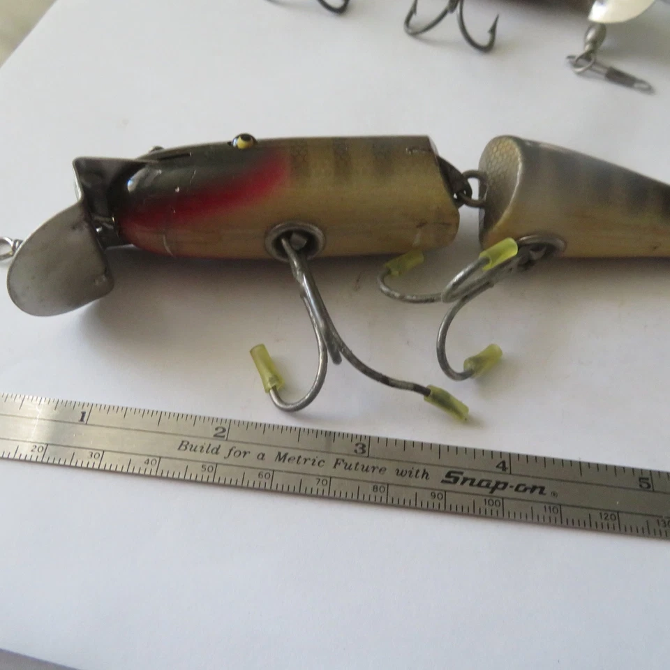 FISHING LURE CREEK CHUB 5½" WOOD HEAVY PIKIE JOINTED GLASS EYES PIKIE SCALES - Image 2 of 4