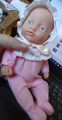 Babypuppe Vintage anatomisch korrekt gekleideter Strampler Anzug Mütze 90er Jahre 