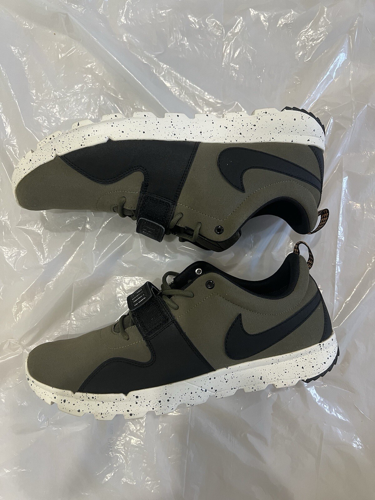 NIKE MENS SNEAKER - image 3