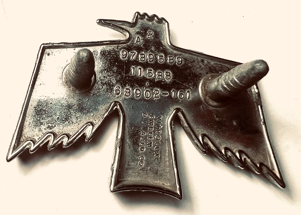 Pontiac Firebird 1967-68; emblema guardabarros delantero - 9789589 - pieza original Foto 2 de 2