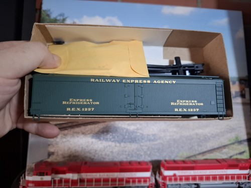 Nuevo de Lote Antiguo Athearn/Walthers Railway Express Agency 50' Frigorífico de Madera - REX #1237 | Condition: Used