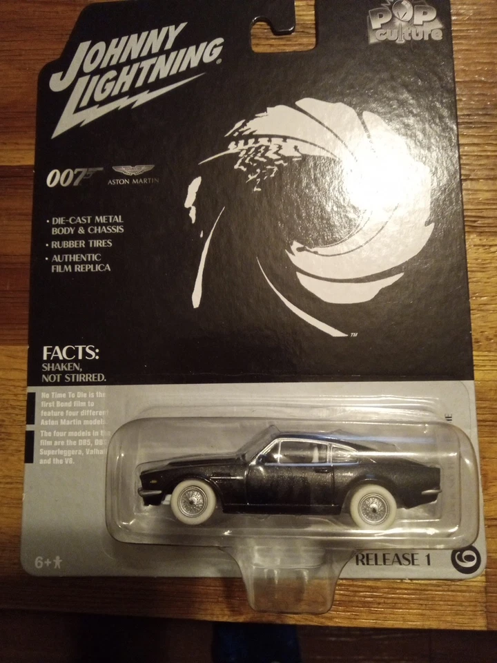 Johnny Lightning  007 Aston Martin V8 Vanquish White Lightning And Base Car Lot - Image 3 of 4