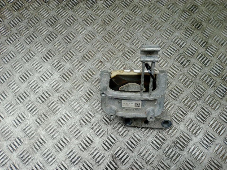 VOLKSWAGEN POLO ENGINE MOUNT RIGHT SIDE 1.0 PETROL 2Q0199262AR MK6 AW 2017 - 25 - Image 3 of 4