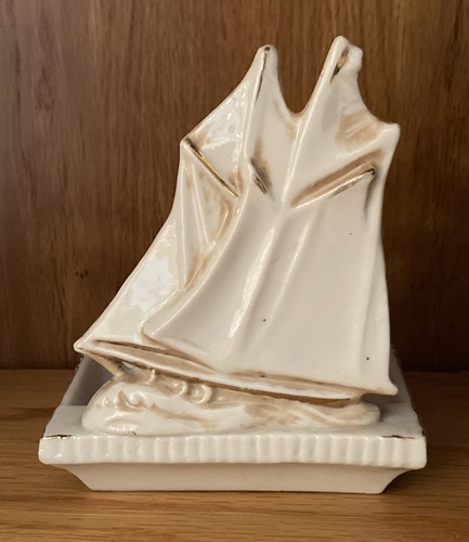 Vintage MCM Ceramic & Gold Gild 3D Sailboat Boat Schooner Ashtray Japan 5" Tall - Picture 3 of 5