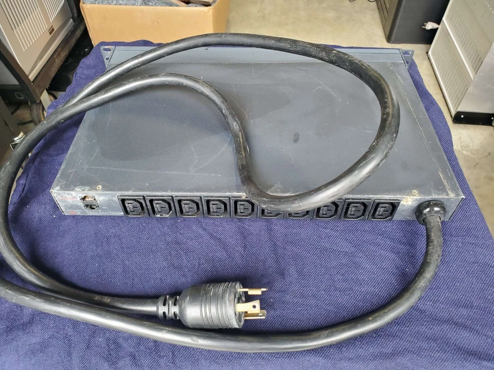 Unidad de distribución de energía PDU Avocent Cyclades PM10i-30A 10 salidas montable en rack Foto 2 de 4