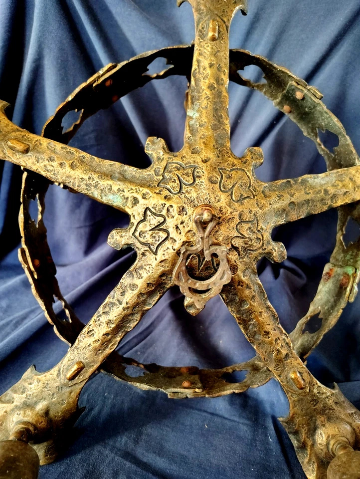 LÁMPARA DE CINCO LUCES GÓTICA MEDIEVAL DE LATÓN MACIZO M 1920S Foto 3 de 4