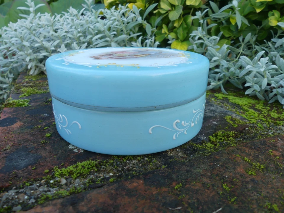 Ancienne BONBONNIERE en opaline avec une SCENE de CHARME et décor EMAILLE d.13cm - Photo 3/4