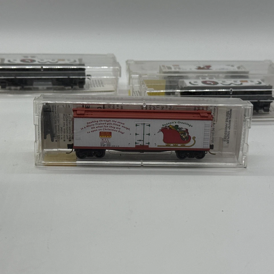 N Scale CHRISTMAS CARS- Micro Trains 51180 (X2), 47150, 92060.  Nice Lot of 4 - Image 3 of 4