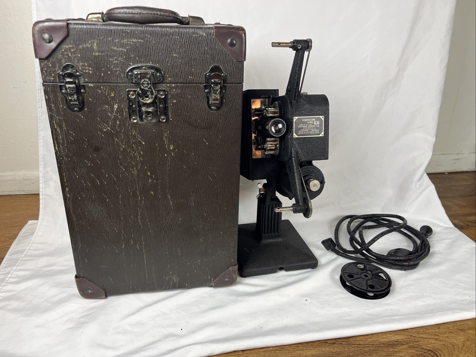 VTG EASTMAN KODAK KODASCOPE MODEL EE SERIES II 16MM Read Description