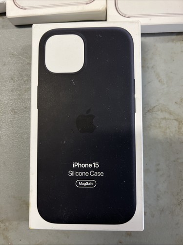 Coque en silicone Apple iPhone 15 avec MagSafe - Noir
