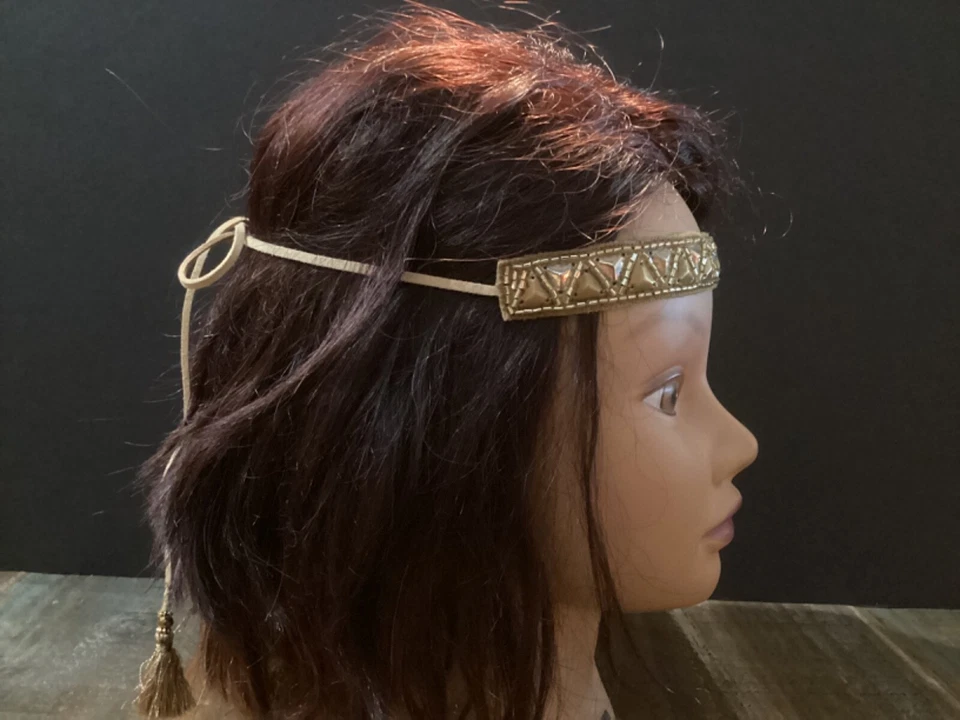 Diadema Deepa Gurnani dorada con cuentas boho hippy corbata de cuero con borlas Foto 2 de 4