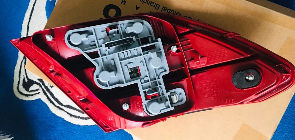 Luz trasera LED lateral derecha/pasajero Mercedes Benz Clase C 2008-2011. Caja abierta. Foto 3 de 4