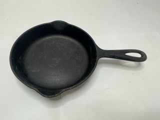 ANTIQUE GRISWOLD CAST IRON SKILLET NO 3 LARGE BLOCK LOGO HEAT RING 709B